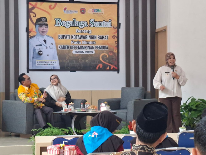 Bupati Kobar saat memeberikan materi kepemimpinan